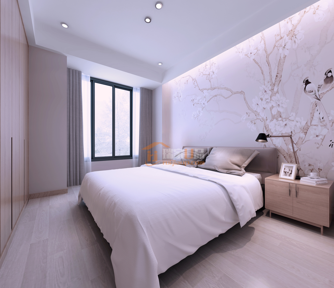 精致的桃花床头背景，以及灯光的巧妙设计，显得整个卧室都很温馨。